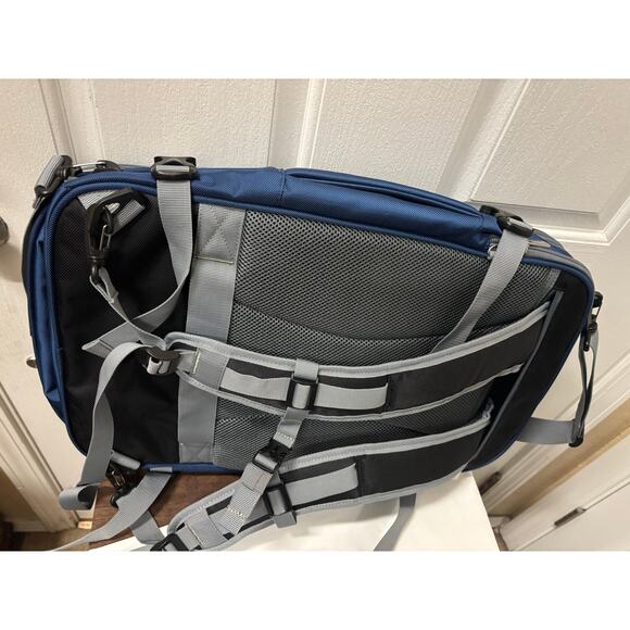 Amazon Basics Convertible Travel Backpack Carry-On Approx. 22x14x9 inches blue - Picture 11 of 14